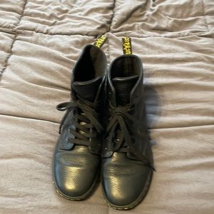 Dr. Martens Leyton in Black